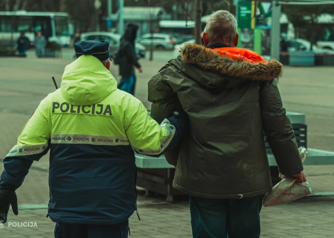 Stacijas laukuma apkārtnē atrod vairākas meklēšanā izsludinātas personas, kā arī bezvēsts pazudušu jaunieti