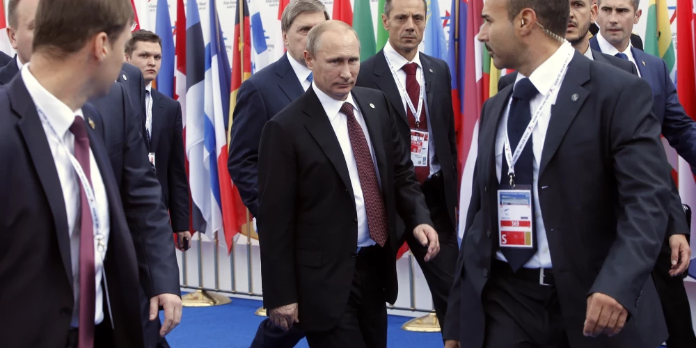 Krievijas prezidents Vladimirs Putins apsargu ielenkumā Milānā 2014. gadā.