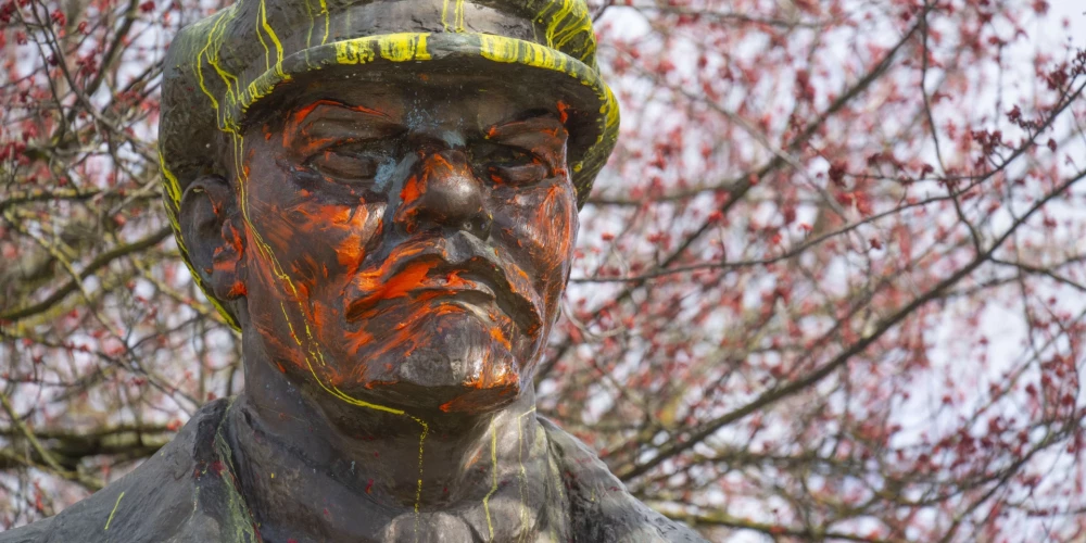 Dzeltenā krāsā apķēpāta Ļeņina statuja Sietlas pilsētā ASV.