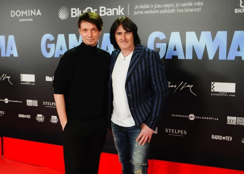 Modris Skaistkalns (pa kreisi) un Agris Semēvics – kādreiz nešķiramais skatuves tandēms –, satiekoties kādā pasākumā, viens otram muguru negriež.