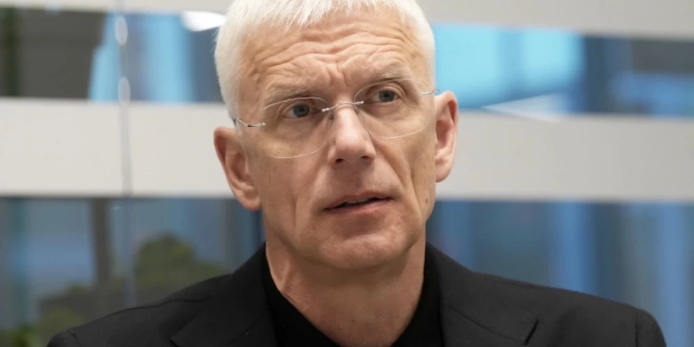 Bijušais Latvijas Ministru prezidents un ārlietu ministrs, pašreizējais vecākais padomnieks ģeopolitikas jautājumos starptautiskajā stratēģiskās komunikācijas aģentūrā "Kreab" Krišjānis Kariņš (JV). 