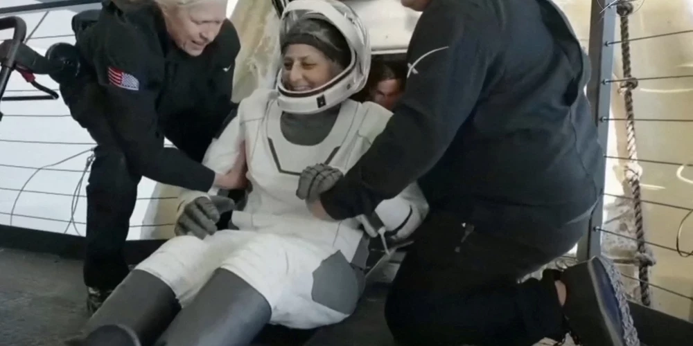 Uz Zemes atgriezušies SKS iestrēgušie astronauti.