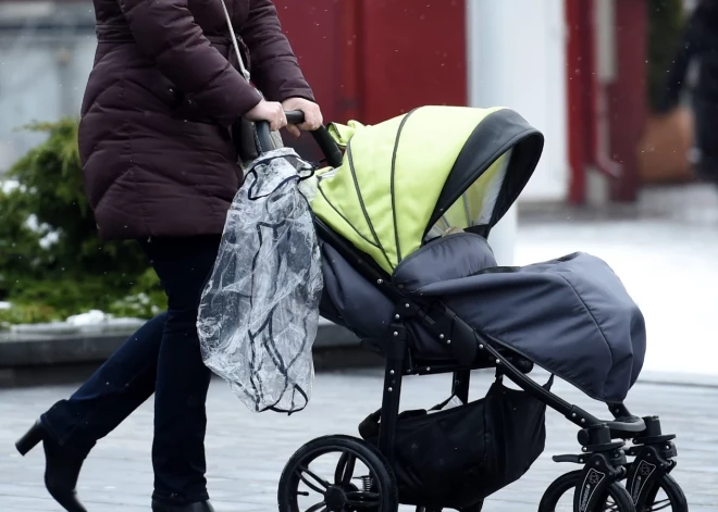 Labklājības ministrs nosauc minimālo summu, kādam jābūt bērna kopšanas pabalstam