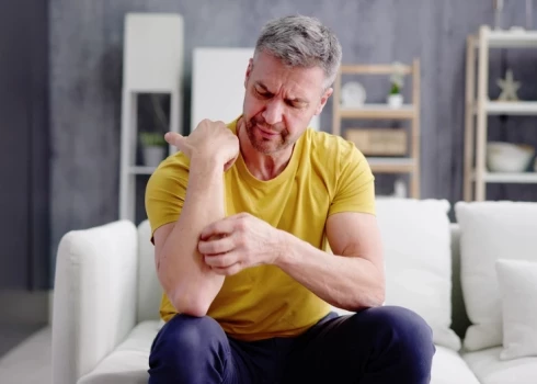 Ja nieres nespēj izvadīt no organisma toksīnus, tie sāk uzkrāties asinīs, un var parādīties ādas izsitumi, nieze.