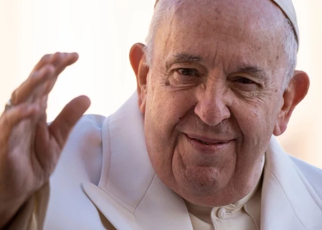 Pāvestam Franciskam vairs nav nepieciešama skābekļa maska