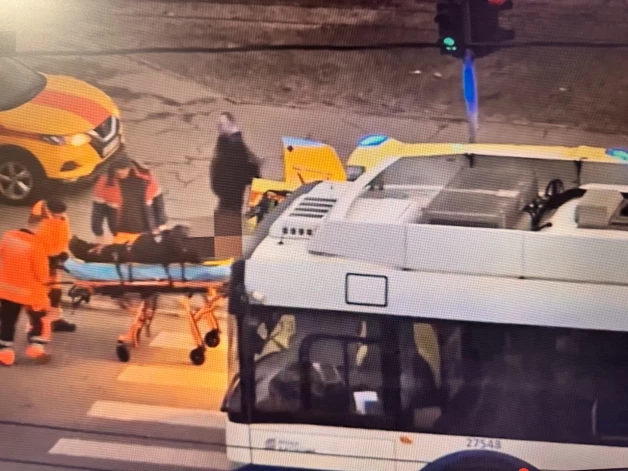 По информации Rīgas satiksme, помощь потребовалась восьми пассажирам и обоим водителям.