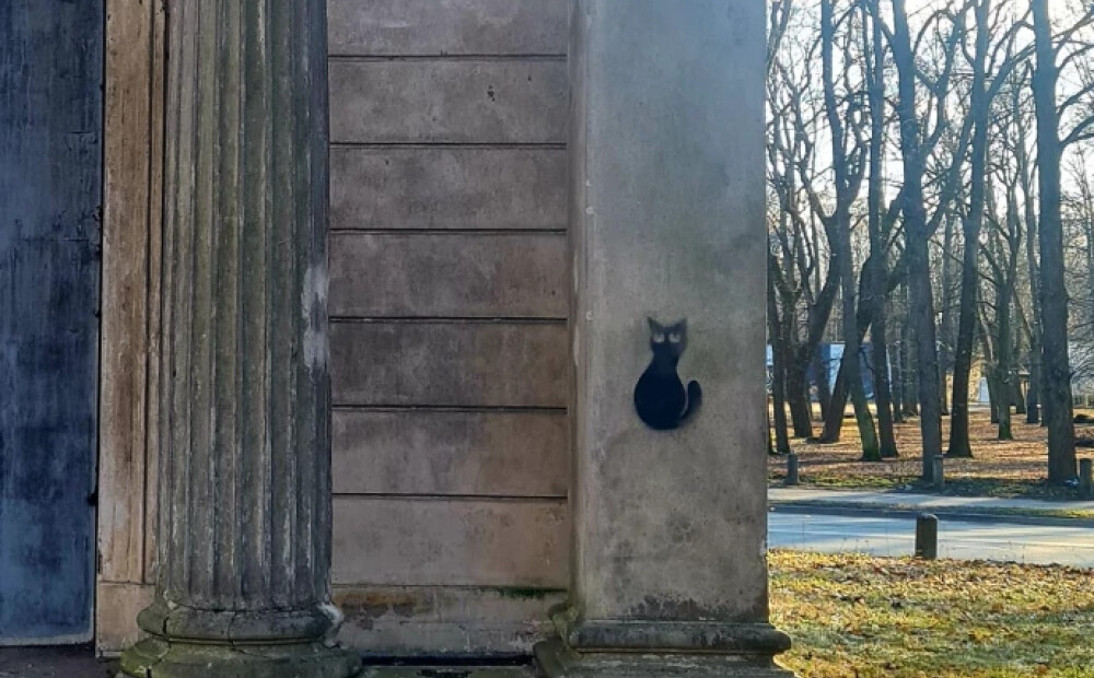 FOTO: "Straumes" kaķis uzķepināts uz vēsturiska pieminekļa Lielajos kapos