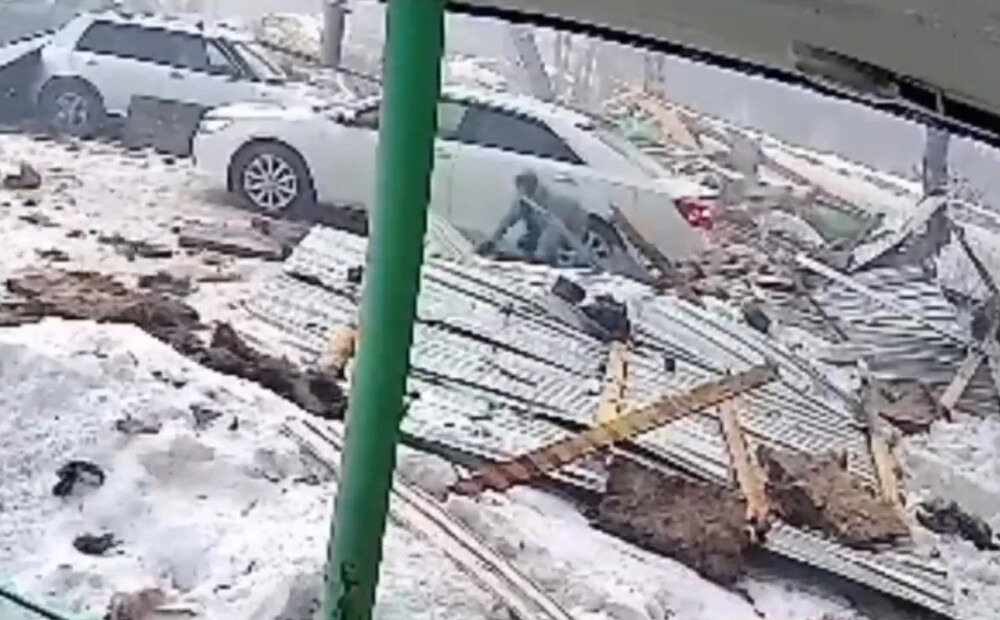 VIDEO: sievietei uzkrīt uzsprāgušas mājas gruveši un uzbrauc auto, taču viņa dodas tālāk
