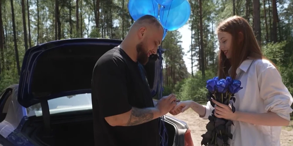 Kristaps Elīnu bildināja 2023. gadā un pāris mēnešus vēlāk viņi svinēja kāzas.