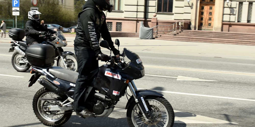 Sezonas sākumā motociklisti vēl nav "iebraukušies", un autovadītāji nav pieraduši pie motociklistu klātbūtnes, tāpēc pavasarī jaunajiem braucējiem jābūt īpaši uzmanīgiem un piesardzīgiem.