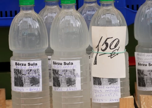 Jaunās bērzu sulas litrs tirgū vidēji maksā no 60 centiem līdz vienam eiro.