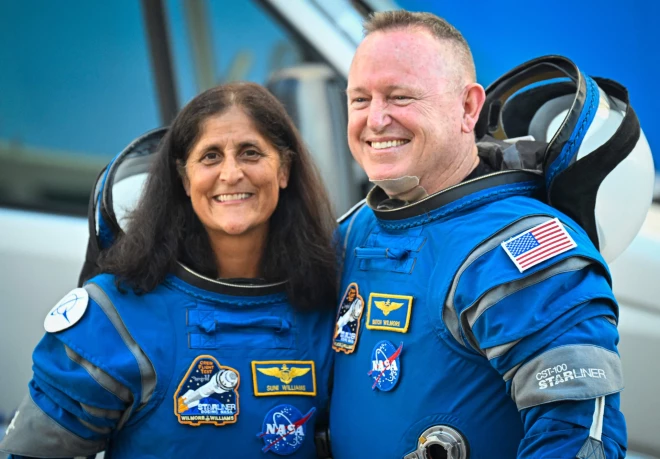 NASA astronauti Sanita Viljamsa un Berijs Vilmors pirms došanās misijā.