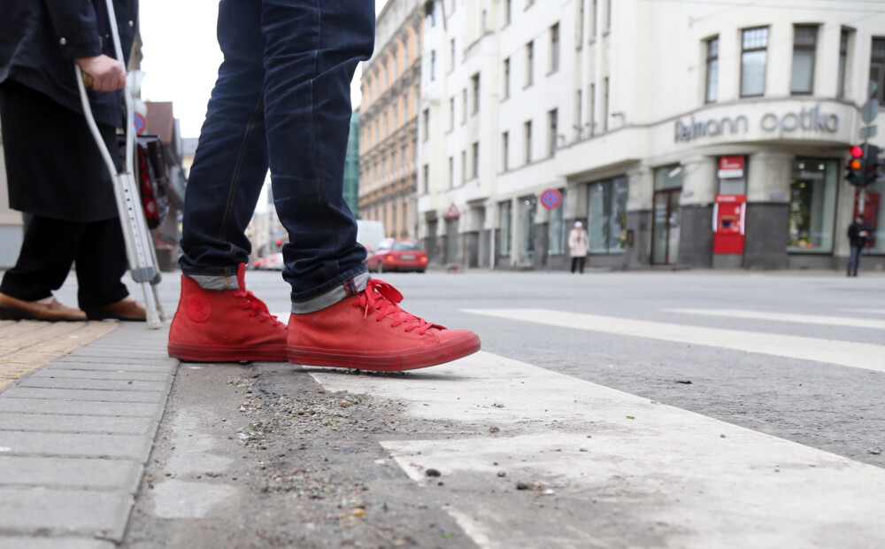 "Varbūt pietiks vaimanāt?" Foto ar skatlogu Rīgas centrā uzjundī latviešos daudz emociju