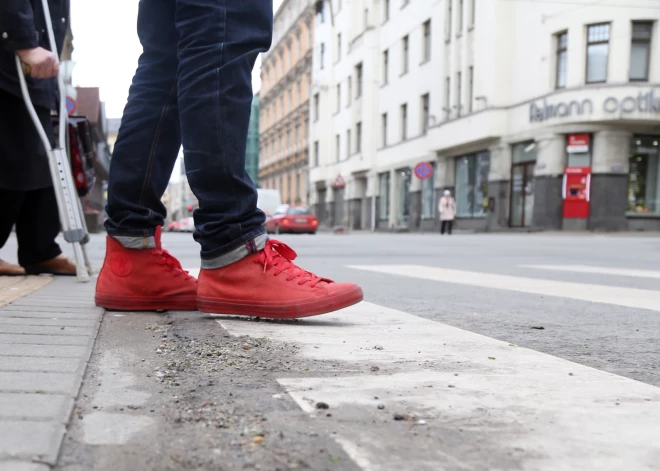 "Varbūt pietiks vaimanāt?" Foto ar skatlogu Rīgas centrā uzjundī latviešos daudz emociju