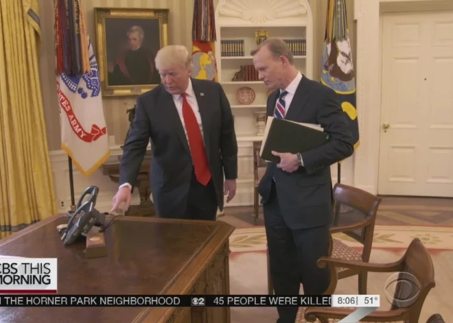Трамп нажал на красную кнопку в Овальном кабинете: "Все думают, что если я ее нажму, то миру наступит конец..."