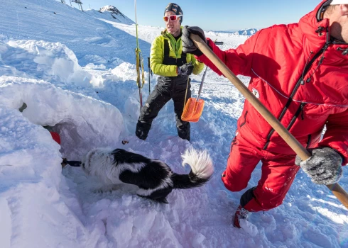 Cilvēki, kurus aprok lavīna parasti nosmok desmit minūšu laikā.