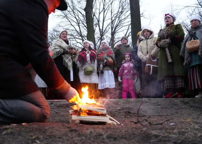 Lielās dienas saules sagaidīšanas rituāls Arkādijas parkā.