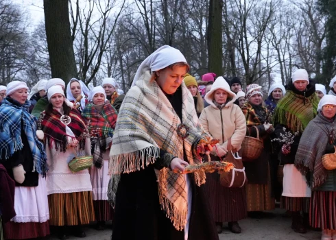 Lielās dienas saules sagaidīšanas rituāls Arkādijas parkā.