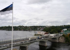 Narvas upe nošķir Igaunijas pilsētu Narvu un Krievijas pilsētu Ivangorodu