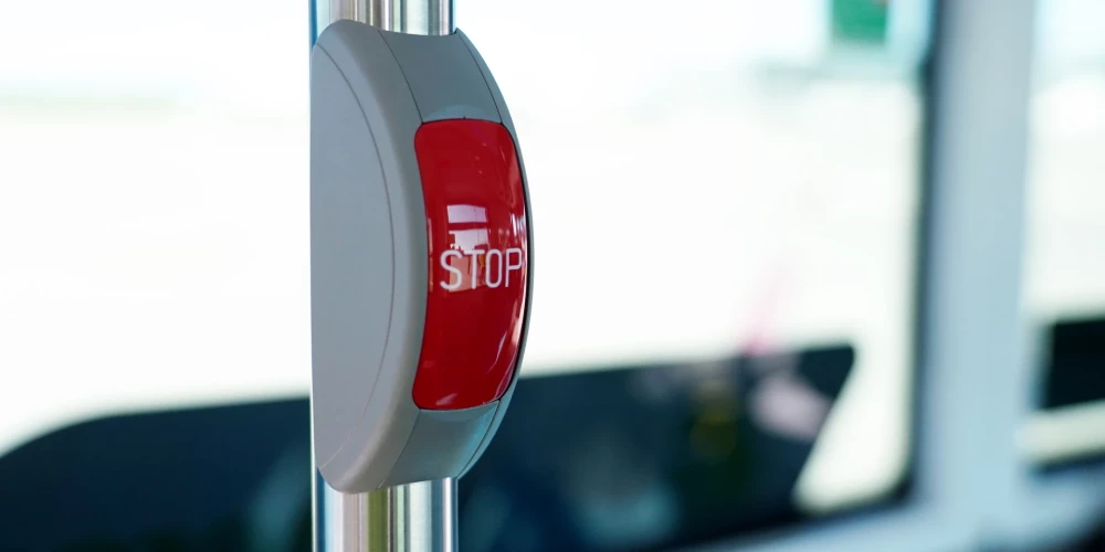 (Ilustratīvs foto) 19. martā ap pulksten 14.40 Valsts policijā saņemta informācija no kāda aculiecinieka, kurš redzējis, ka starppilsētu autobusa šoferis Pāvilostas pieturā iedzēra alu, pēc kā iekāpa autobusā un aizbrauca virzienā no Pāvilostas uz Liepāju.