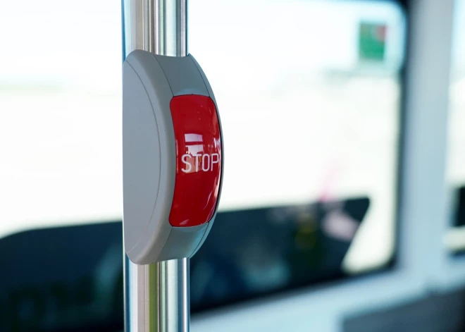 Izdzēra alu un sēdās pie stūres: Pāvilostā aculiecinieki iesaista policiju un aptur autobusa vadītāju, kurš grasījās strādāt dzērumā