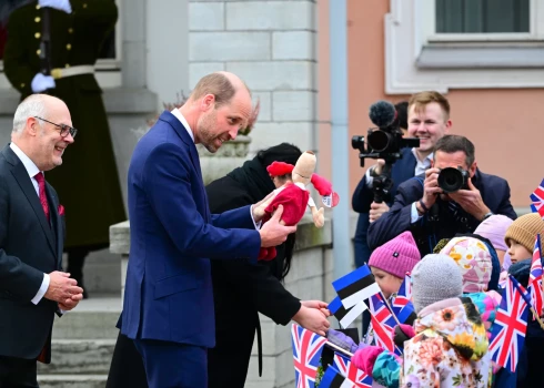 Princis Viljams saņem sunīti Loti no Tallinas Lotes bērnudārza bērniņiem