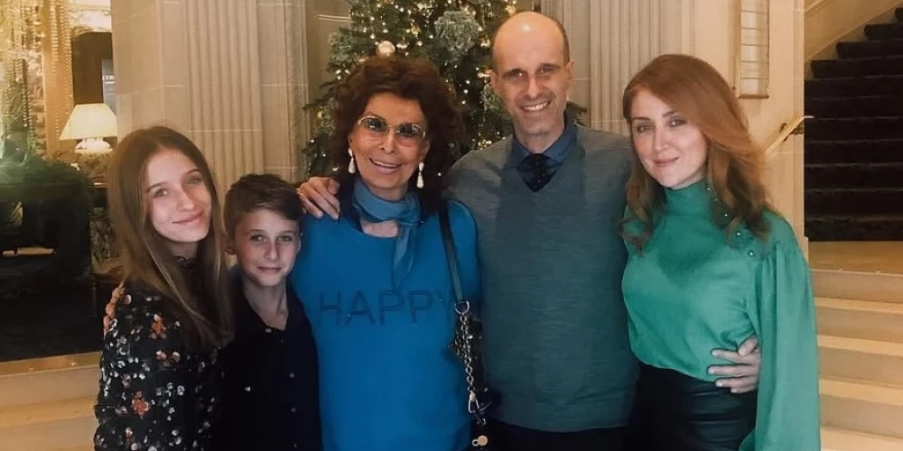 Sofija Lorēna ar jaunāko dēlu Edoardo Ponti, viņa sievu Sašu Aleksandru un mazbērniem Lučiju un Leonardo 2019. gadā.