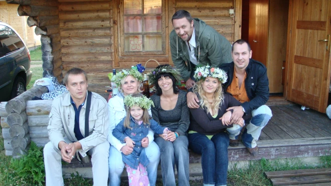 “Pašam svētki nesanāk, bet radām tos citiem. Koncerti ir mani svētki visa gada garumā,” atzīst Jānis Krūmiņš, sakot, ka pēdējo reizi Jāņus kārtīgi nosvinējis iepriekšējā gadsimtā. Te Jānis ar ģimeni 2008. gada Jāņos.