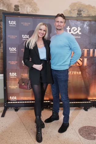 Katrīne Vasiļevska pasākumu apmeklēja ar vīru pilotu Pēteri Vasiļevski.