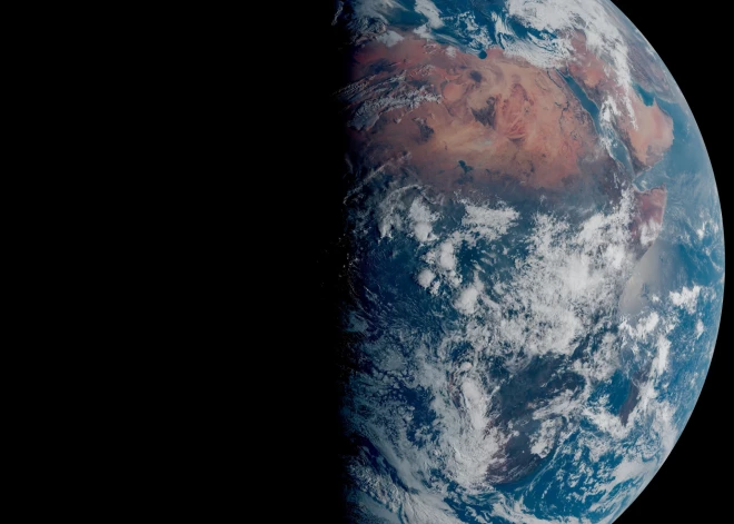 Линия терминатора разделила Землю на свет и тьму - редкое явление на снимке