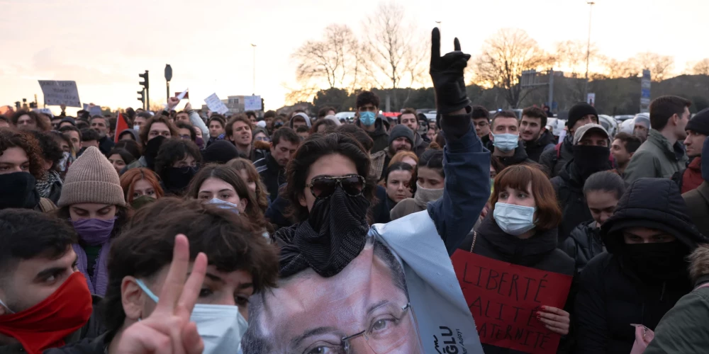 Stambulā tūkstošiem cilvēku protestē pret mēra aizturēšanu. 