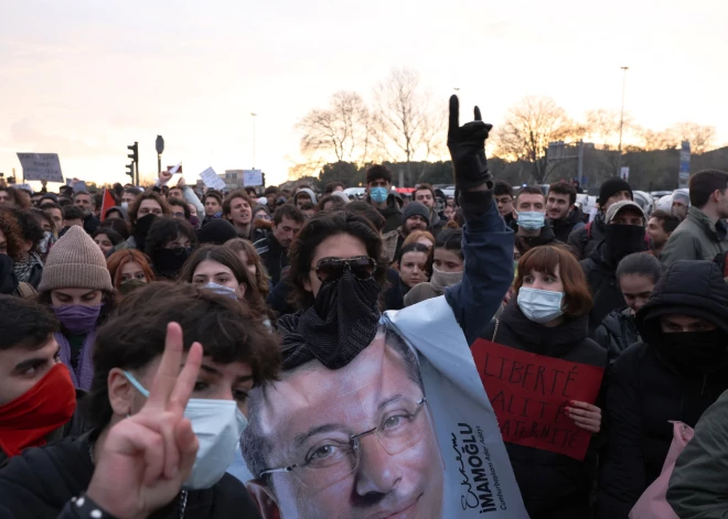 Stambulā tūkstošiem cilvēku protestē pret mēra aizturēšanu