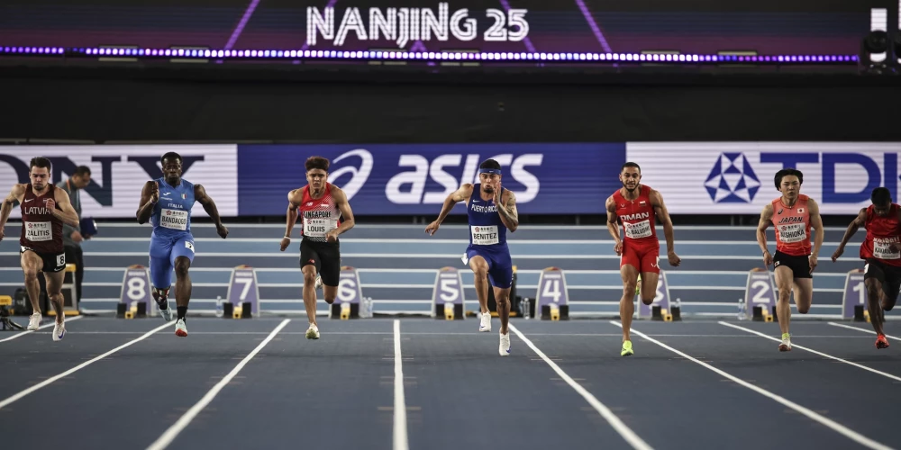 Jānis Roberts Zāīitis (pirmais no kreisās) savā debijas pasaules čempionātā telpās.