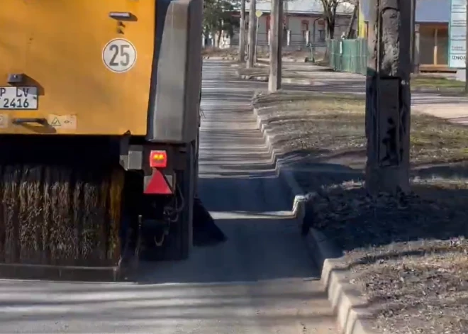 Rīdzinieki sūdzas par netīrajām ielām – Rīgas dome spiesta taisnoties