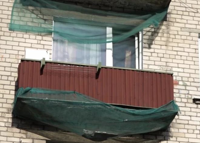 "Neizslēdzam piespiedu demontāžu!" Daugavpilī ceļ trauksmi par bīstamiem dzīvojamo namu balkoniem