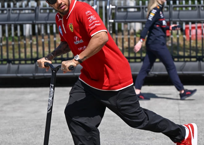 Jau savā otrajā posmā ar "Ferrari" mašīnu Hamiltons uzvar Ķīnas GP sprinta kvalifikācijā