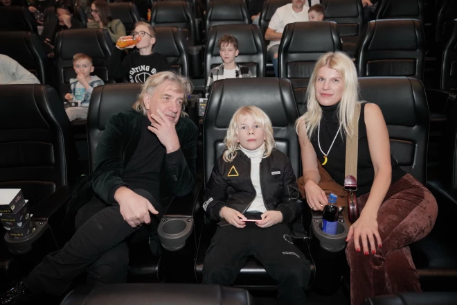 Andrejs, Aleksandrs un Daina šonedēļ seriāla "Bruno" pirmizrādē.