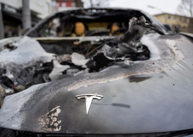 “Mēs jūs meklējam!” – Tramps biedē “Tesla” sabotierus ar 20 gadiem cietumā