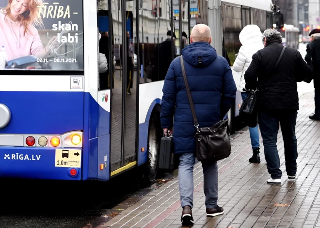 "Aizmirsu aiztaisīt bikšu priekšu!" Tiesās vīrieti, kurš sabiedriskajā transportā un uz ielas atkailinājās skolnieču priekšā