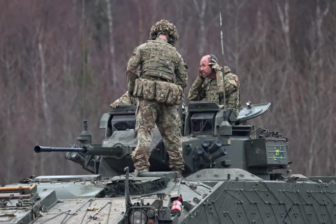 Принц Уильям прибыл на полевые учения на гусеничной бронемашине Warrior после официальной церемонии передачи командования между Королевским драгунским гвардейским полком и полком Мерсия, проходившей 21 марта 2025 года в лагере Тапа, Таллин, Эстония.