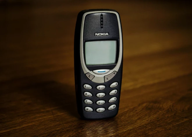 Vīrietis pēc 20 gadiem mājās atrada savu veco mobilo telefonu "Nokia" un bija pārsteigts par tajā redzēto
