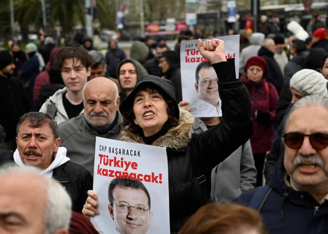 Pēc Erdogana galvenā pretinieka, Stambulas mēra aresta Turcijas lielākajās pilsētās aizliedz demonstrācijas