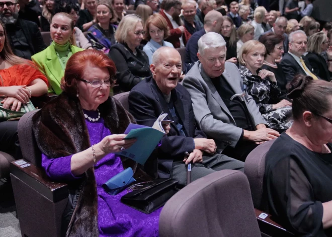Mārtiņa Eihes jauniestudējuma, ģimenes melo(dij)drāmas “Kalifornijas pakalni” pirmizrāde Dailes teātrī (foto: Mārtiņš Ziders)