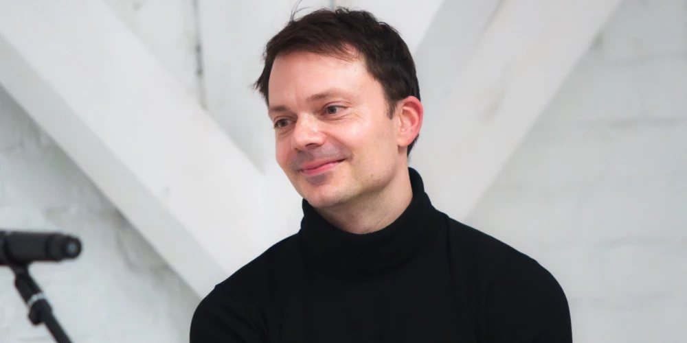 Latviešu mākslinieks Viktors Timofejevs ir dzimis Rīgā, pēc tam kopā ar vecākiem, būdams vēl pusaudzis, 1990. gada vidū pārcēlies uz Ņujorku. Timofejevs ieguvis maģistra grādu "Piet Zwart" institūtā Roterdamā un bakalaura grādu Hantera koledžā Ņujorkā. Patlaban viņš ir pasniedzējs "Rhode Island School of Design" Rodailendā, ASV.