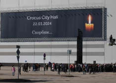 Люди возлагают цветы у Crocus City Hall  в память о погибших.