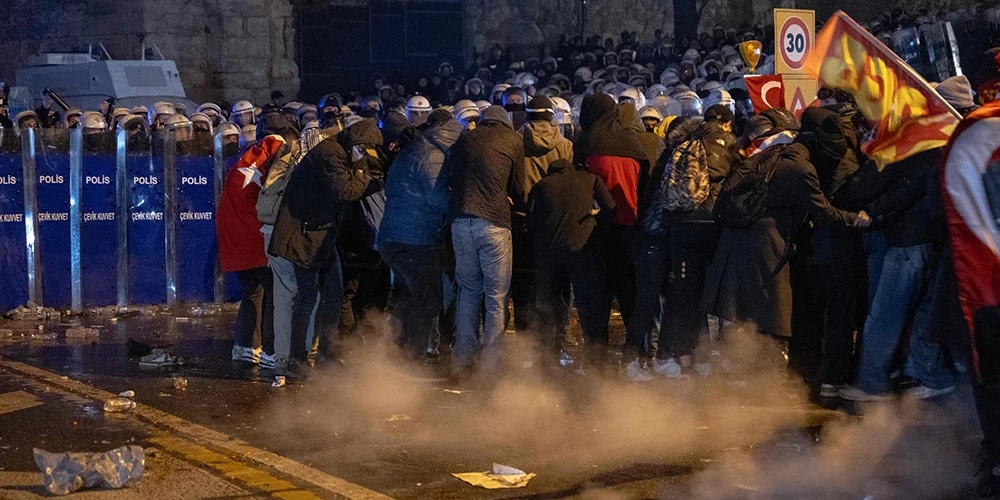 Spītējot Turcijas prezidenta Redžepa Tajipa Erdogana brīdinājumam, ka varasiestādes necietīs "ielu terorismu", vairāki simti tūkstoši cilvēku piektdien izgāja Stambulas ielās.