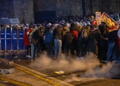 Spītējot Erdogana brīdinājumam, turki pulcējas protestos pret Stambulas mēra aizturēšanu