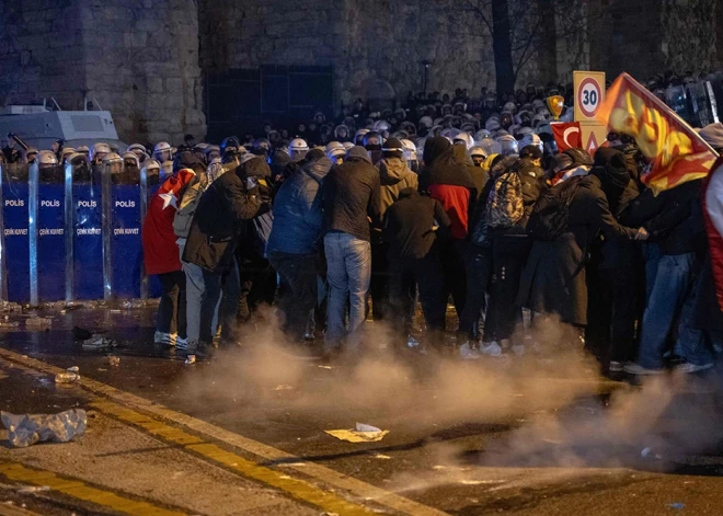 Spītējot Erdogana brīdinājumam, turki pulcējas protestos pret Stambulas mēra aizturēšanu