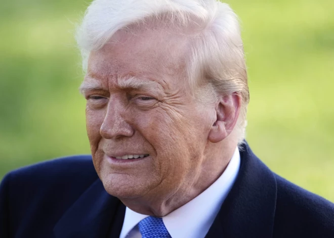 Tramps atcēlis Baidena, Herisas un Klintones drošības pielaides