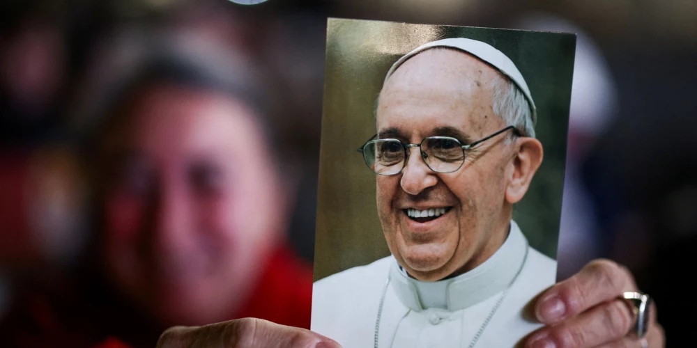 Sagaidāms, ka pāvests Francisks svētdien varētu būt redzams no slimnīcas logā. 